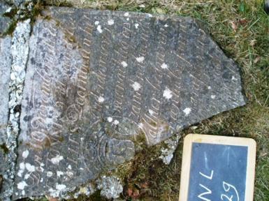 Oosternieland 29 Trijntje Tonnis - Staat voor 2008 van het deel dat op het kerkhof lag. Het zit nog aan grafzerk 30 vast.
