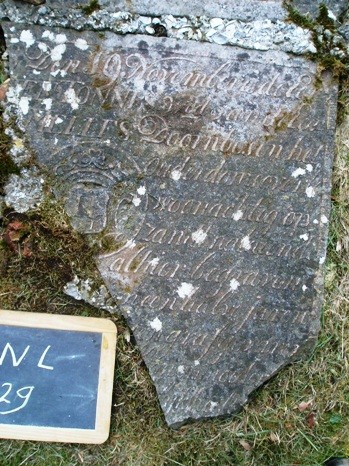 Oosternieland 29 Trijntje Tonnis - Staat voor 2008 van het deel dat op het kerkhof lag. Het zit nog aan grafzerk 30 vast.