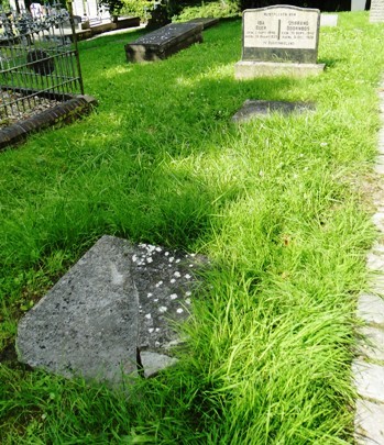 Oosternieland VIII&XVI Luilef&Trijntje Tonnis Nieuwe plek (sinds 2008) - Graf XVI is de voorste liggende grafsteen op de foto